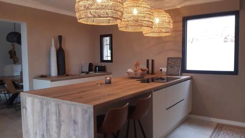 Kuchyň nebo kuchyňský kout v ubytování VILLA Provençale Contemporaine VUE MER & PISCINE CHAUFFEE 3 Chambres en-suite