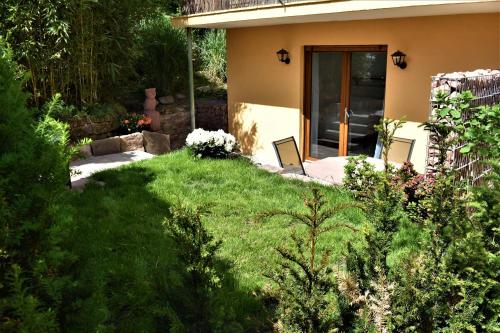 a yard with green grass and a house at FVH Family Vacation Heidelberg in Heidelberg