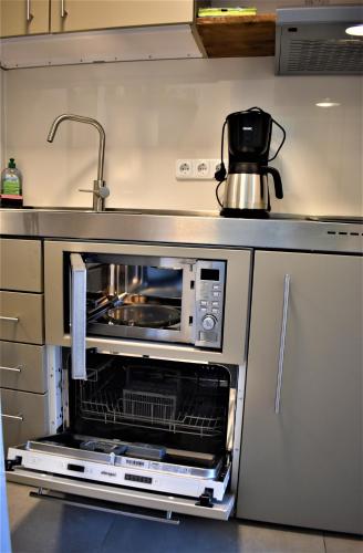 a microwave oven sitting on a counter in a kitchen at FVH Family Vacation Heidelberg in Heidelberg