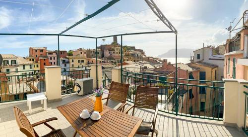 - un balcon avec une table et des chaises dans un bâtiment dans l'établissement Solemagia, à Vernazza