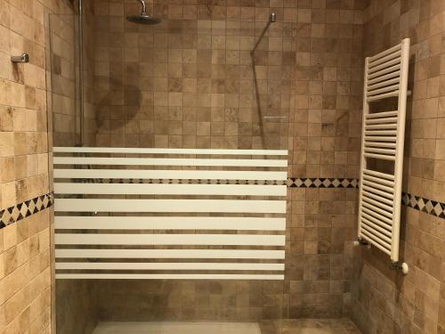 y baño con ducha, aseo y ducha. en Villa Catalá, en Colonia de San Pedro