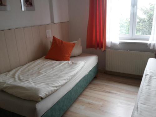 Giường trong phòng chung tại Ferienwohnung Dresden West