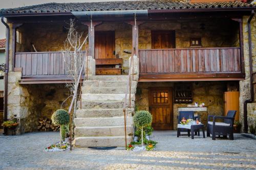 Casa con una escalera que conduce a un balcón en Casa das Afonsas, en Barral