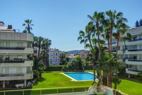 Der Swimmingpool an oder in der Nähe von Mediterraneo Seaview Apartment by Hello Homes Sitges