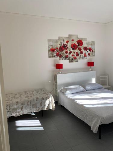 ein Schlafzimmer mit einem Bett und einem Wandgemälde in der Unterkunft Senza pensieri Piazza Marconi in Crema