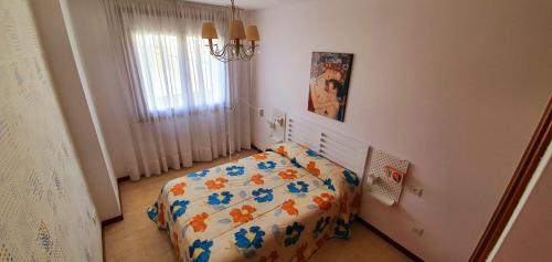 ビラノーバ・デ・アロウサにあるPiso Sinasのベッドルーム1室(掛け布団付きのベッド1台付)