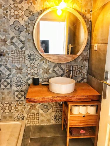 une salle de bain avec un lavabo et un miroir dans l'établissement La Villa Camille, à Hyères
