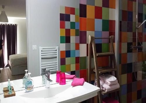 a bathroom with a sink and a mirror at Domaine des Pêcheries in Montel-de-Gelat