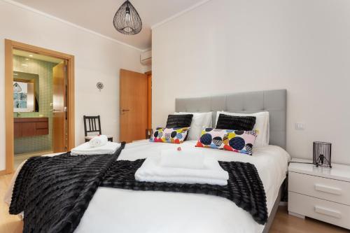Säng eller sängar i ett rum på Privilege Apartment Benet with Rooftop Pool, Village Marina - Olhão