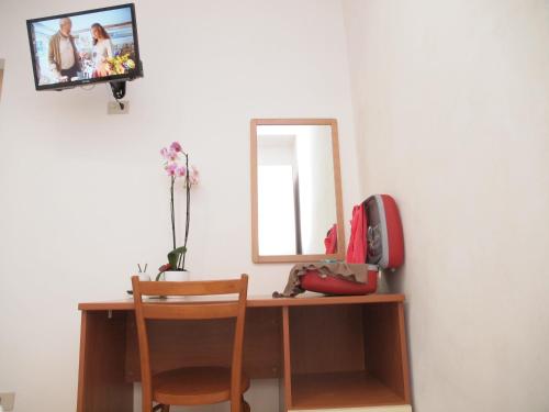 Μια τηλεόραση ή/και κέντρο ψυχαγωγίας στο Locanda Basement Rooms