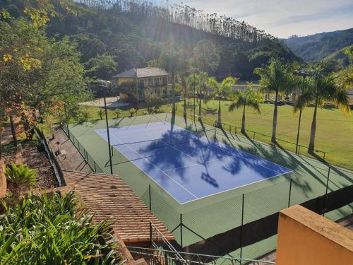 an overhead view of a tennis court in a park at Espaço Casa na Rocha in São José dos Campos