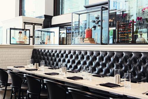 Um restaurante ou outro lugar para comer em Staypineapple, An Iconic Hotel, The Loop