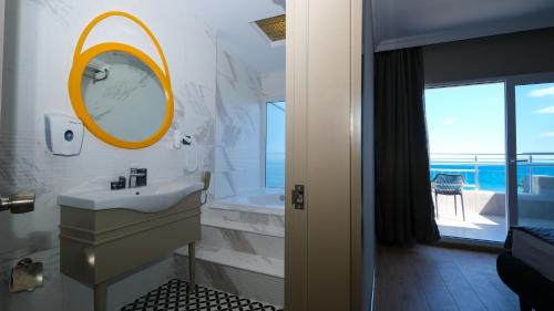 Ett badrum på Sea City Devran Hotel & Spa