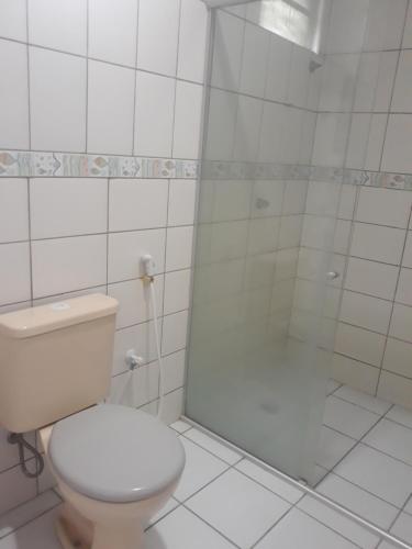 サリノポリスにあるPousada Sossego Salinasのトイレとシャワー付きの白いバスルーム