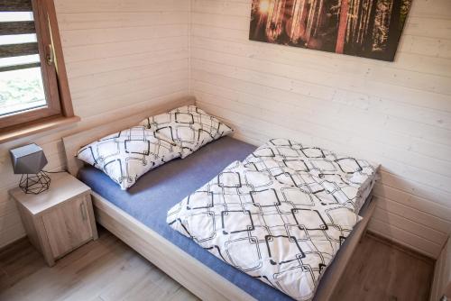 A bed or beds in a room at Forest Camp - domki Zator, ogrzewane noclegi