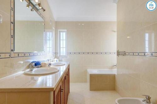 Villa Mikael - Free Wi-Fi - Aircon - Private Pool by bedzy
