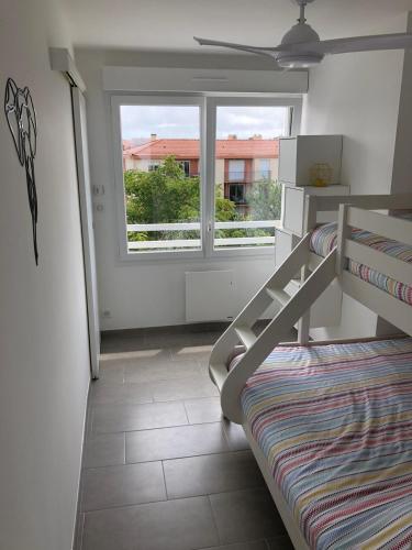 une chambre avec un lit superposé et une fenêtre dans l'établissement Appartement 