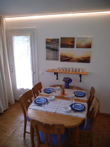 a dining room table with chairs and a wooden tableablish at Charmantes Ferienhaus in Nordfriesland in Humptrup