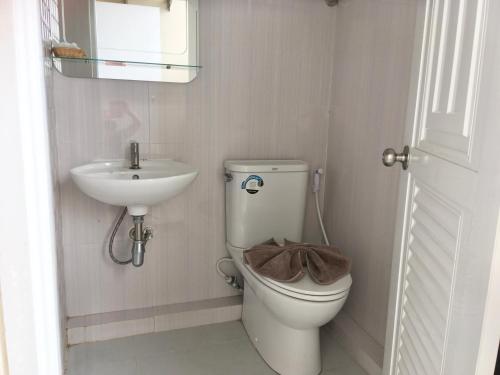 Koupelna v ubytování Boonbundal Hotel