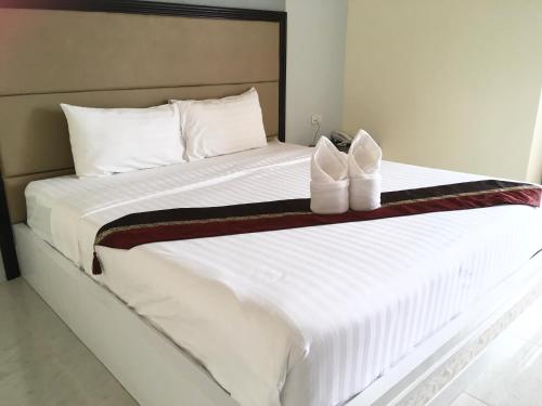 Postel nebo postele na pokoji v ubytování Boonbundal Hotel