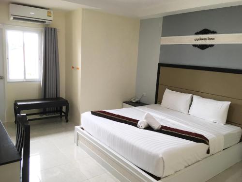 Postel nebo postele na pokoji v ubytování Boonbundal Hotel