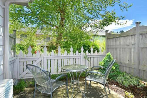 a table and chairs in front of a fence at Oregon Garden Resort in Silverton