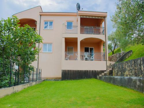 an image of a house with a yard at Comfort Apartments Jazina in Neum