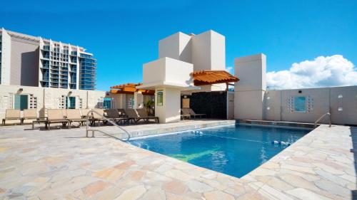 Bazén v ubytování Imperial Hawaii Resort nebo v jeho okolí
