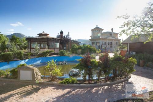 Πισίνα στο ή κοντά στο HOLIDAYS MIRANA