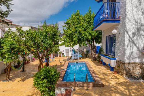 una piscina nel cortile di un edificio di Blue Castle GuestHouse a Málaga