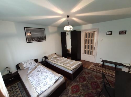 Giường trong phòng chung tại Podgoria Guesthouse- Camere de închiriat