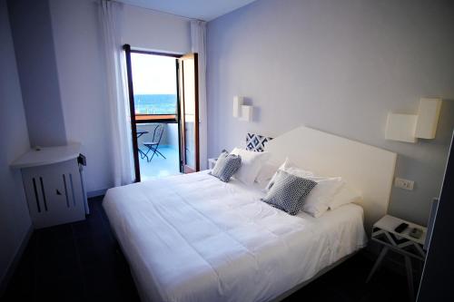 Postel nebo postele na pokoji v ubytování Hotel Baia Di Puolo