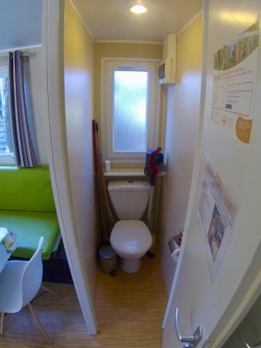 Elle comprend une petite salle de bains pourvue de toilettes et d'une fenêtre. dans l'établissement Les Salins de la Gardiole, à Vic-la-Gardiole