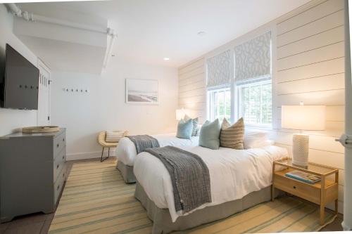 1 dormitorio con 2 camas y ventana en The Bungalow en Nantucket