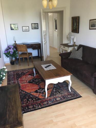 a living room with a couch and a coffee table at Hugos Haus & Berthas Haus in Eckernförde