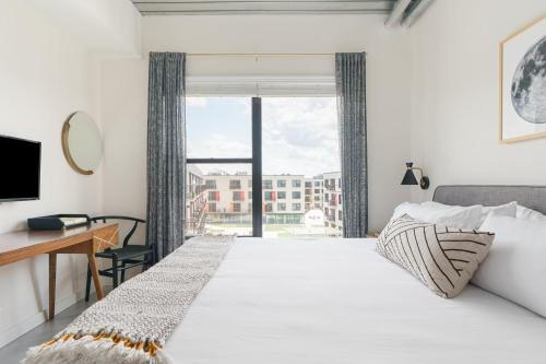 Ένα ή περισσότερα κρεβάτια σε δωμάτιο στο Lodgeur Midtown, Houston - close to Downtown & Texas Medical Center