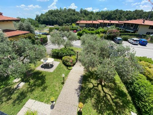 an overhead view of a yard with trees and a parking lot at B&B Nonna Cecilia in Puegnano del Garda