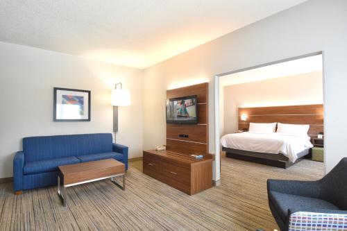Säng eller sängar i ett rum på Holiday Inn Express & Suites Southern Pines-Pinehurst Area, an IHG Hotel
