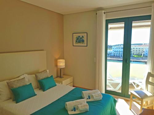 ヴィラモウラにあるAquamar Sea View - Clever Detailsのベッドルーム1室(ベッド1台、大きな窓付)