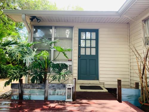 una puerta delantera de una casa con una puerta verde en El Hoy, en Tampa