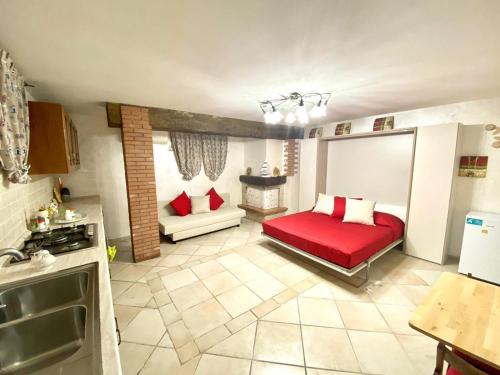 ガエータにあるMonolocale King AlMar con parcheggio autoの小さな部屋(赤いベッド1台付)