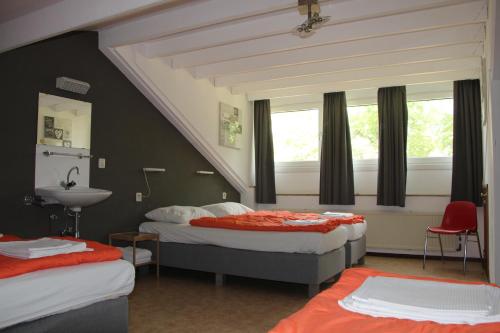 Tempat tidur dalam kamar di De Biesenberg