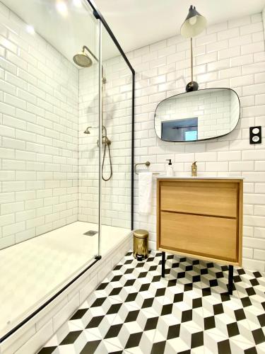 une salle de bain avec douche et sol en damier dans l'établissement Appartement quartier historique Orleans, à Orléans
