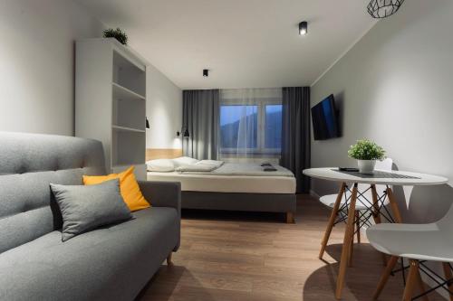 Pokoje w centrum في كروتشيينكو: غرفة معيشة مع سرير وأريكة