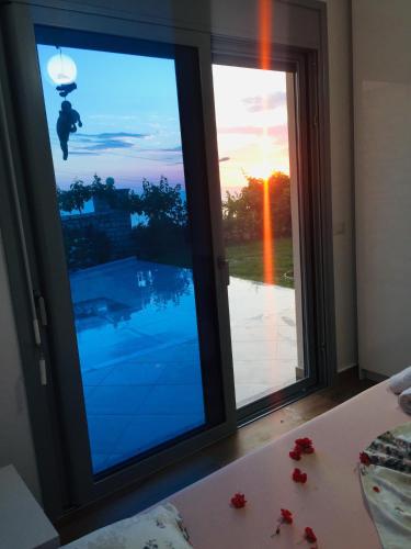 Bazén v ubytování Sunset House nebo v jeho okolí