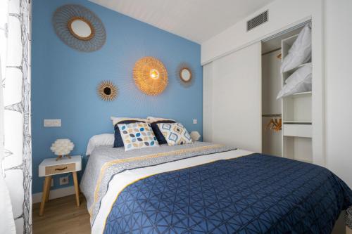 um quarto azul com uma cama e espelhos na parede em T2 cosy Port de plaisance Parking-wifi gratuit em Rochefort