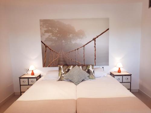 Un pat sau paturi într-o cameră la Apartamento Vistas golf Bonmont