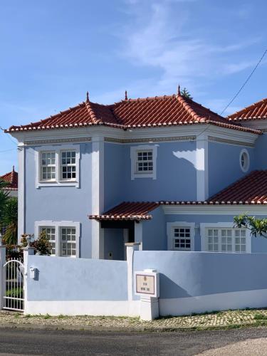 Tòa nhà nơi biệt thự tọa lạc