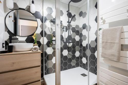 a bathroom with a shower and a mirror at T2 cosy Port de plaisance Parking-wifi gratuit in Rochefort