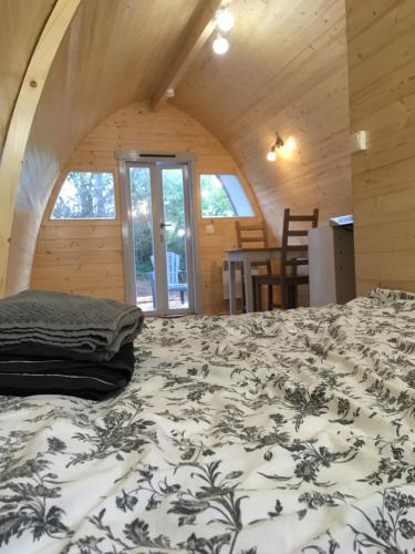 um quarto num chalé com uma cama em Hébergement insolite homes d Opale em Saint-Martin-Boulogne